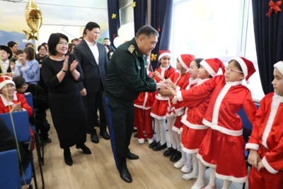 Камчыбек Ташиев поздравил с Новым годом детей в спецшколе-интернате