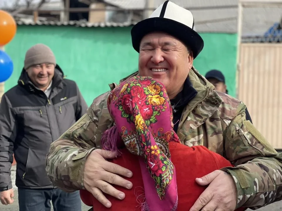 The mayor of Osh presented a house to a mother of many children who worked as a cleaner at a school