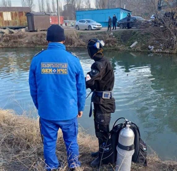 В Бишкеке к поискам упавших в канал граждан привлекли 150 человек