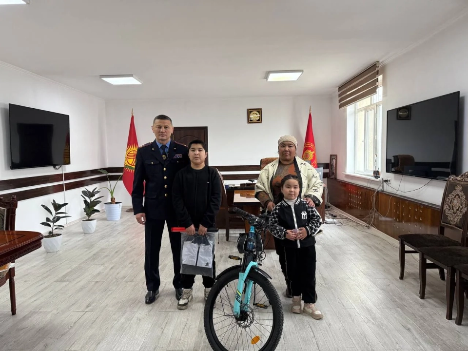 Мечты сбываются. Школьника из Джалал-Абадской области приняли в УВД и подарили подарки