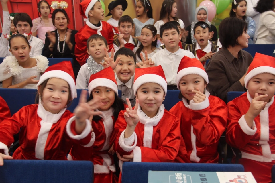 Миллион, подарки и автографы: визит Камчыбека Ташиева в интернат удивил детей