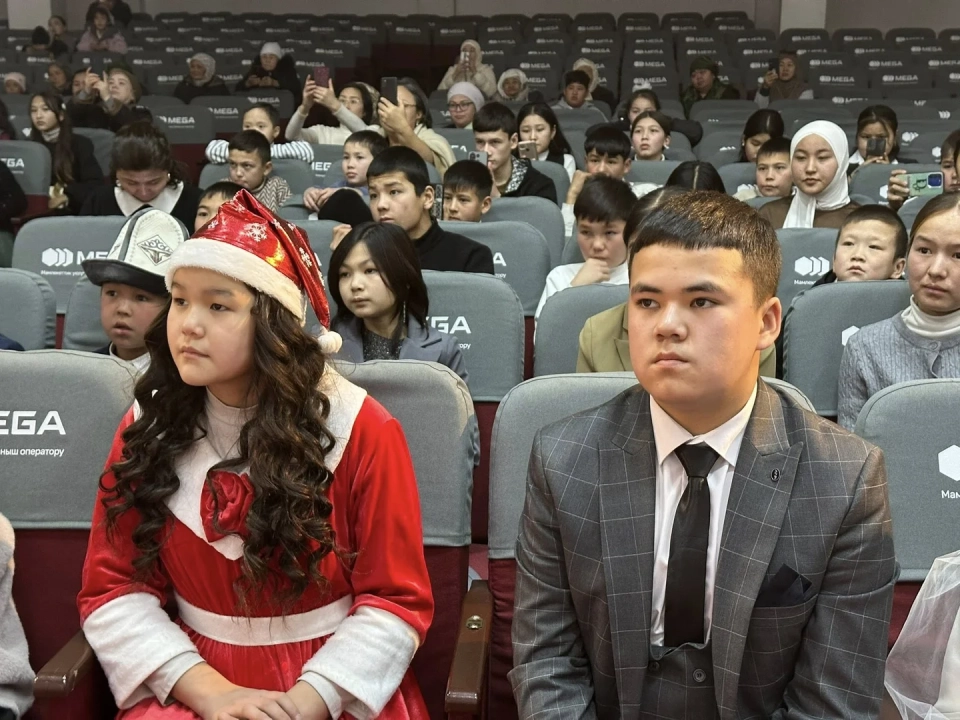 В Баткене детям показали новогоднюю сказку и вручили подарки от руководства области