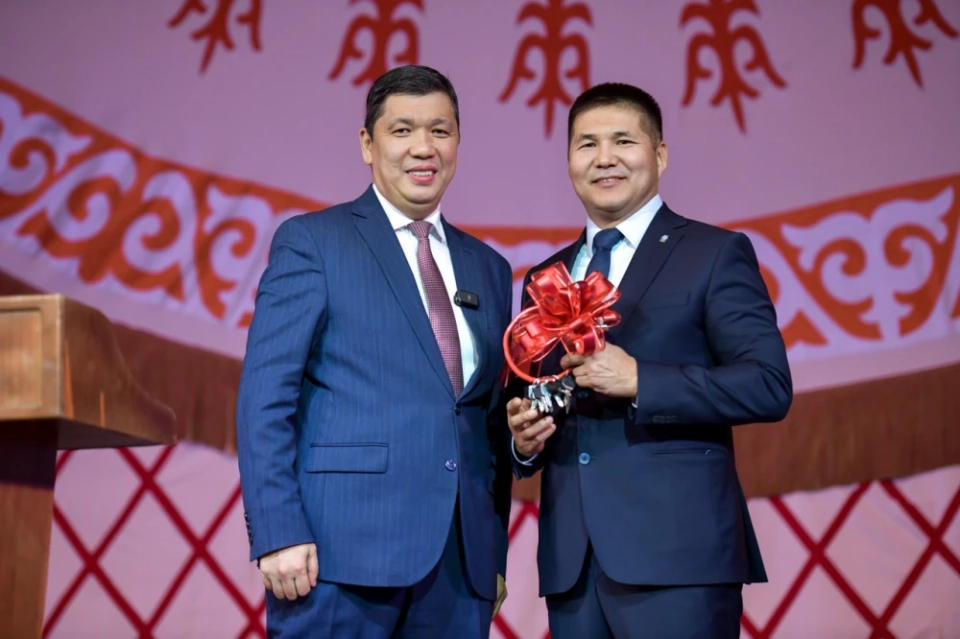 Для сотрудников "Тазалыка" устроили концерт и вручили им ключи от новой спецтехники