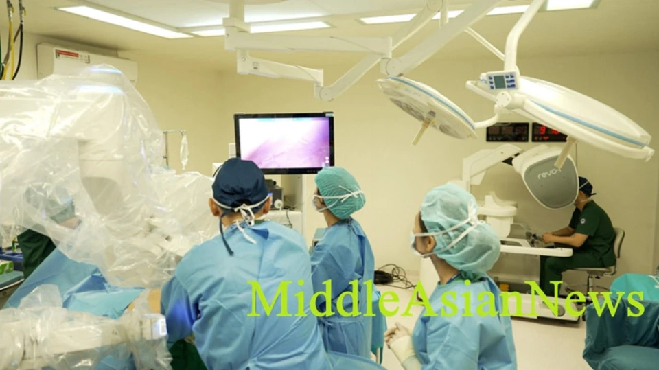 В Улан-Баторе провели первую в Монголии операцию по пересадке печени с помощью новой версии хирургического робота Revo-i