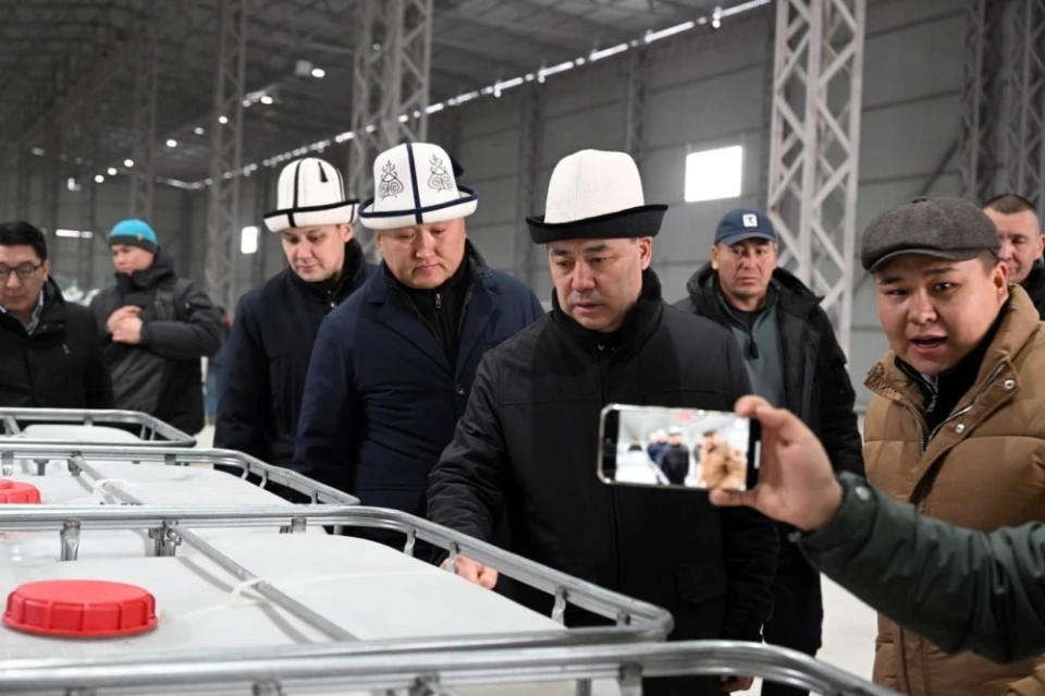 Президенту показали завод по производству кормов для рыб в Чуйской области