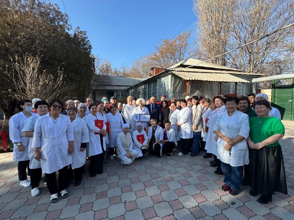 Глава Минздрава КР поздравил детей в медучреждениях страны