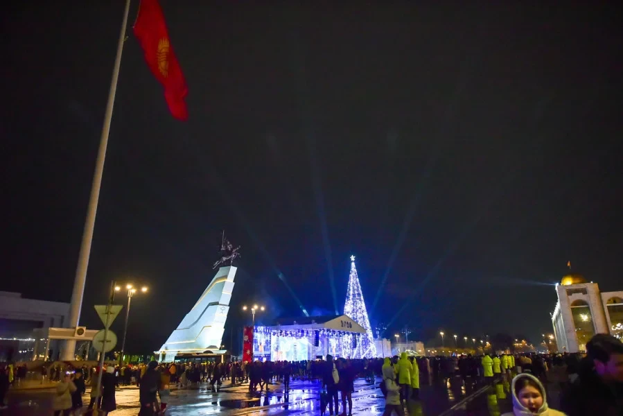 На площади Ала-Тоо в Бишкеке прошло празднование Нового года - фоторепортаж