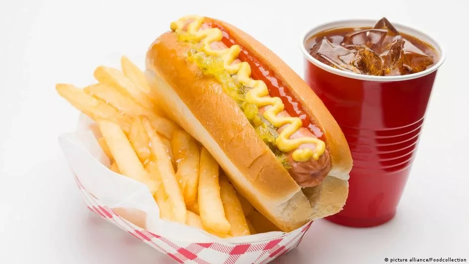 В Великобритании запретили рекламу вредной еды в интернете и ограничили ее на телевидении