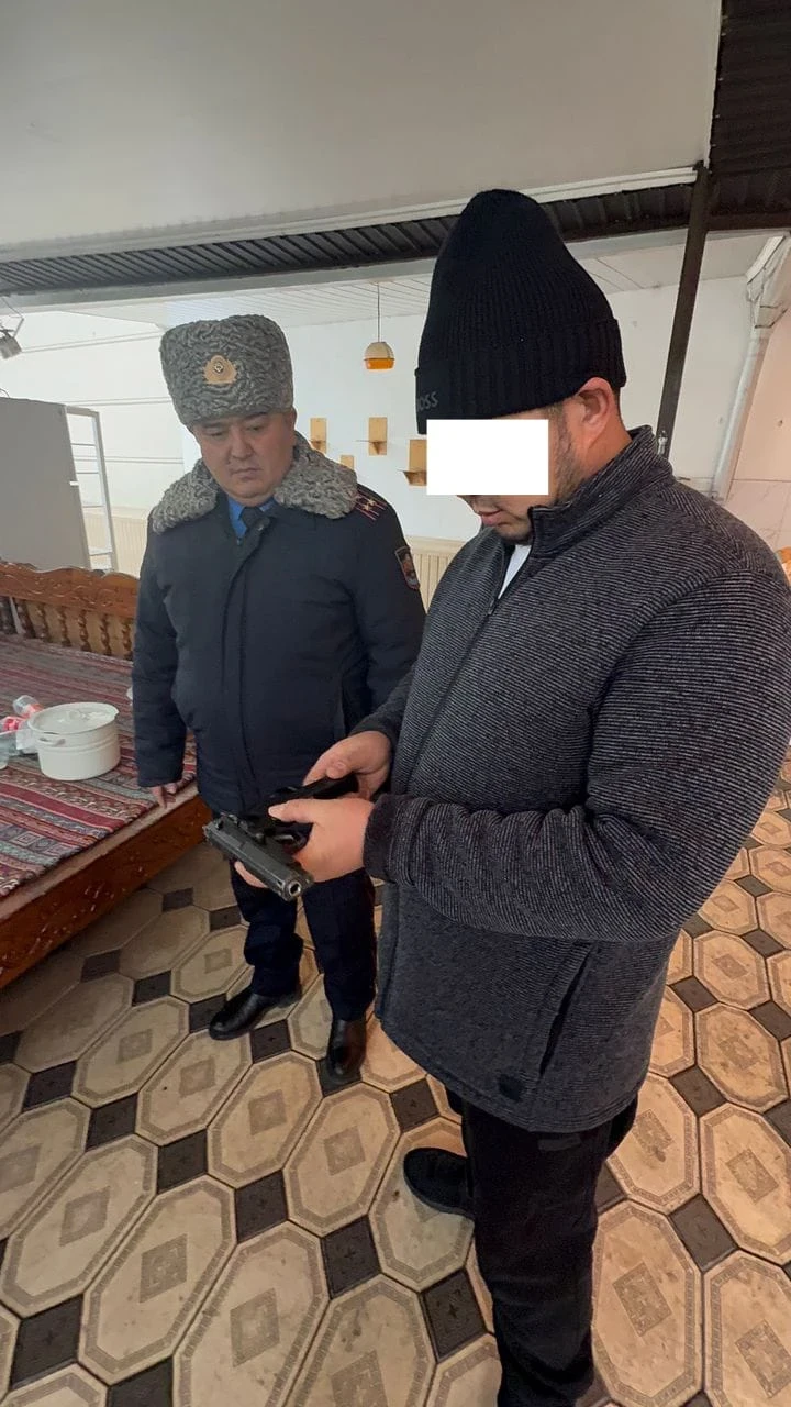 В Алайском районе жители добровольно сдали травматическое оружие милиции