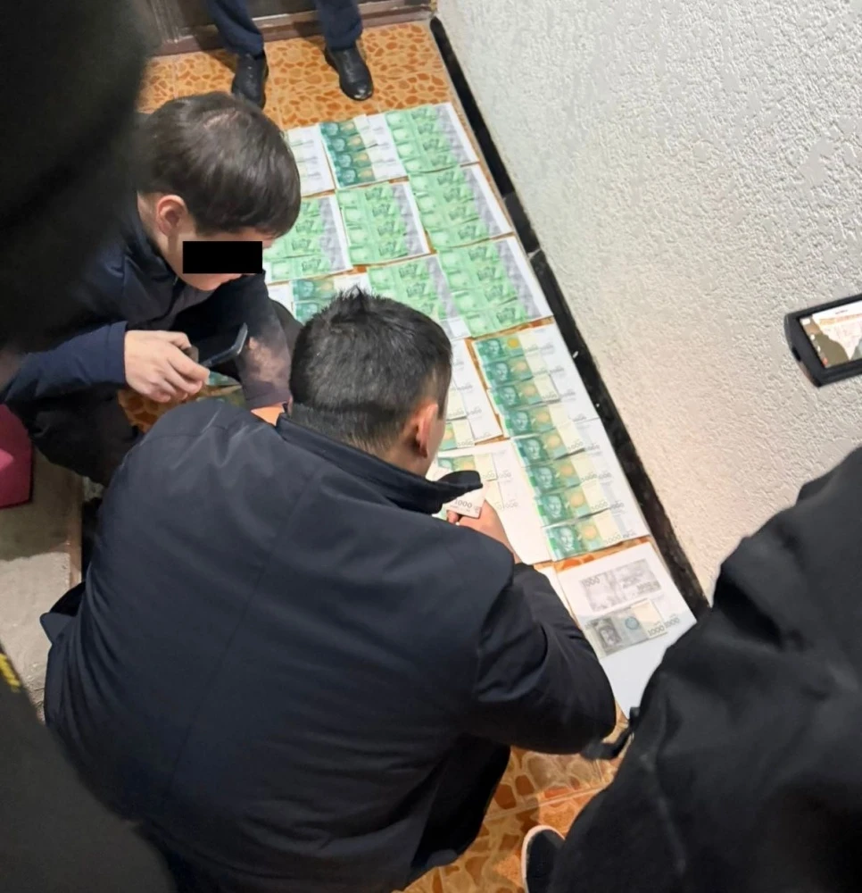 В Бишкеке задержали участкового и сообщницу за вымогательство