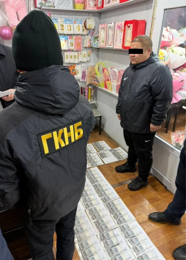A Bishkek City Hall Employee Detained While Accepting a Bribe
