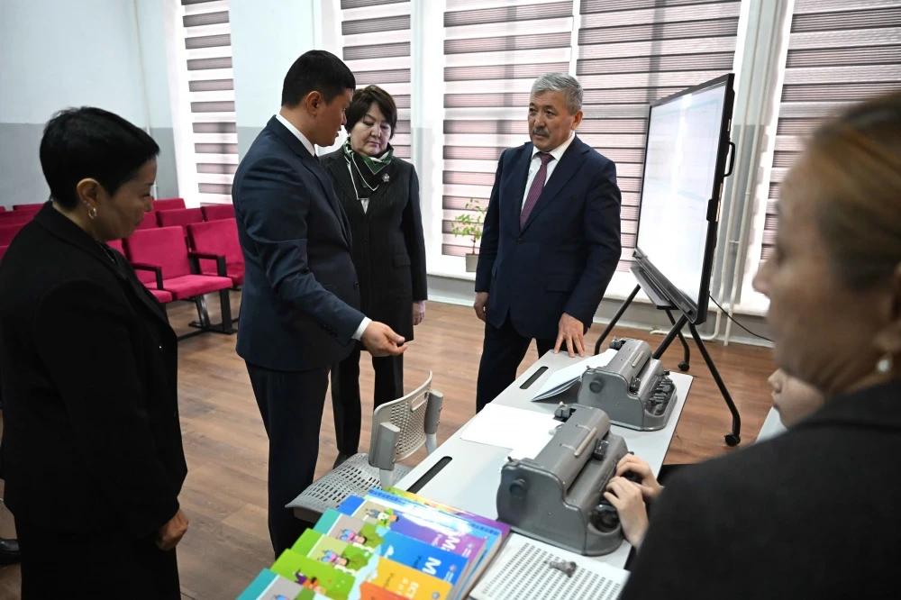 Интернату для слепых и слабовидящих детей передали 10 пишущих машинок по системе Брайля