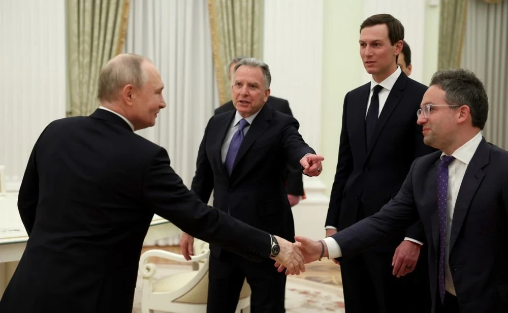 В Кремле прошли переговоры Путина с представителями Трампа. Они продолжались более трех часов