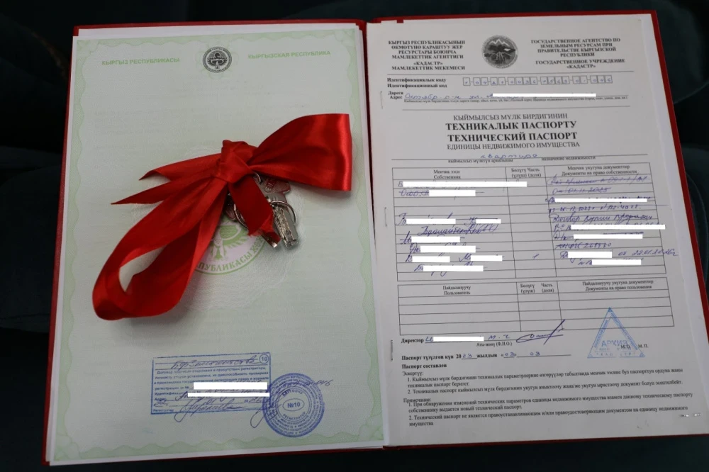 Камчыбек Ташиев лично вручил родителям тройняшек ключи от двухкомнатной квартиры