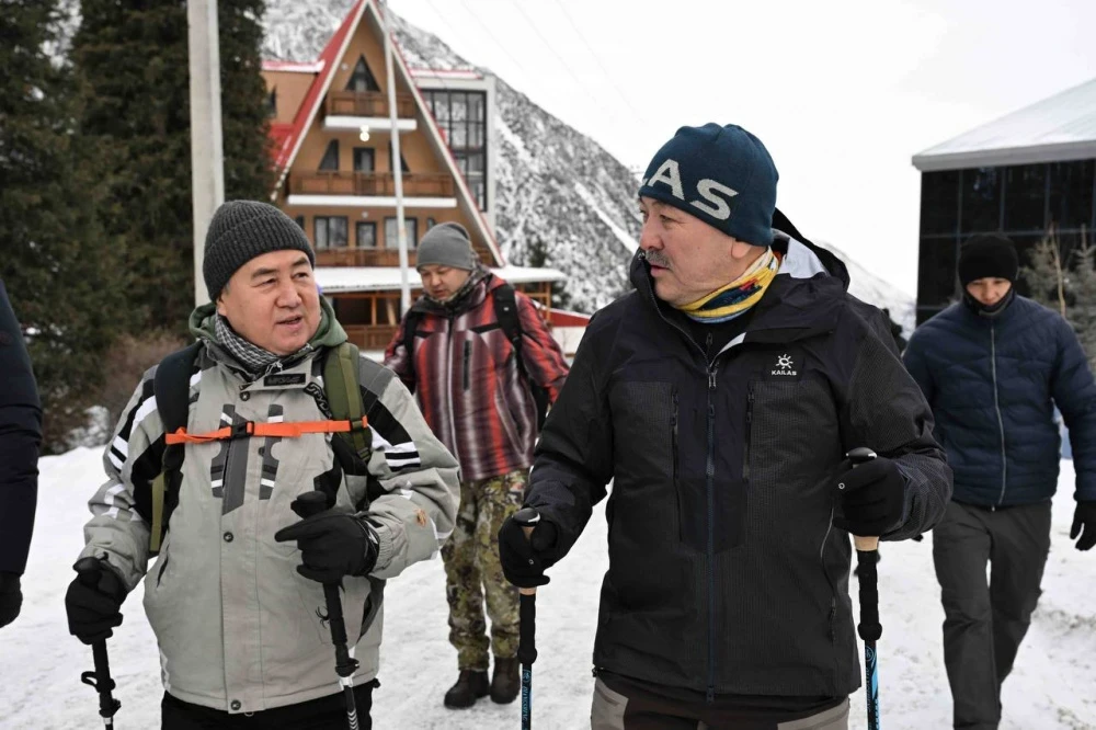 Члены кабмина и сотрудники АП совершили пешую прогулку в парке "Ала-Арча"