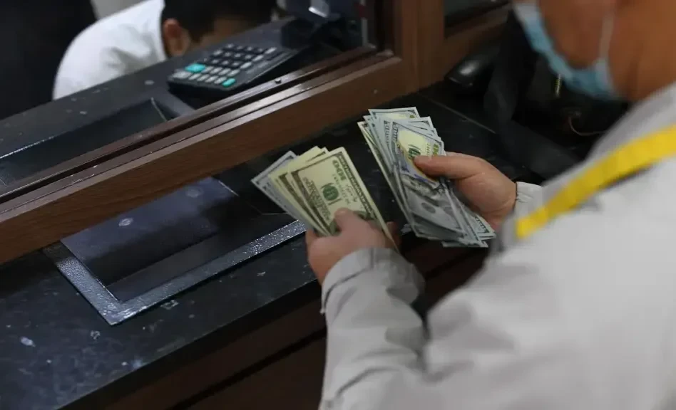 Нацбанк приостановил лицензии двух обменных бюро в Бишкеке