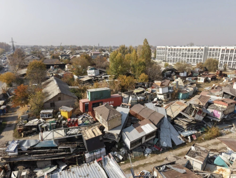 Владельцев демонтированных мэрией заборов, ларьков и контейнеров просят забрать имущество