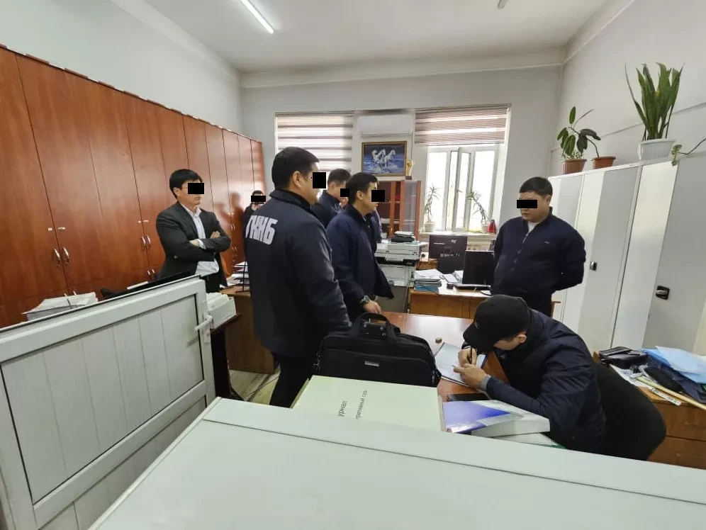 ГКНБ Кыргызстана задержал начальника канцелярии и работников аппарата Административного суда Ошской области