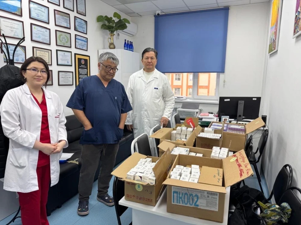 В Бишкеке и Оше передали медикаменты для детской онкологии на 1,6 млн сомов