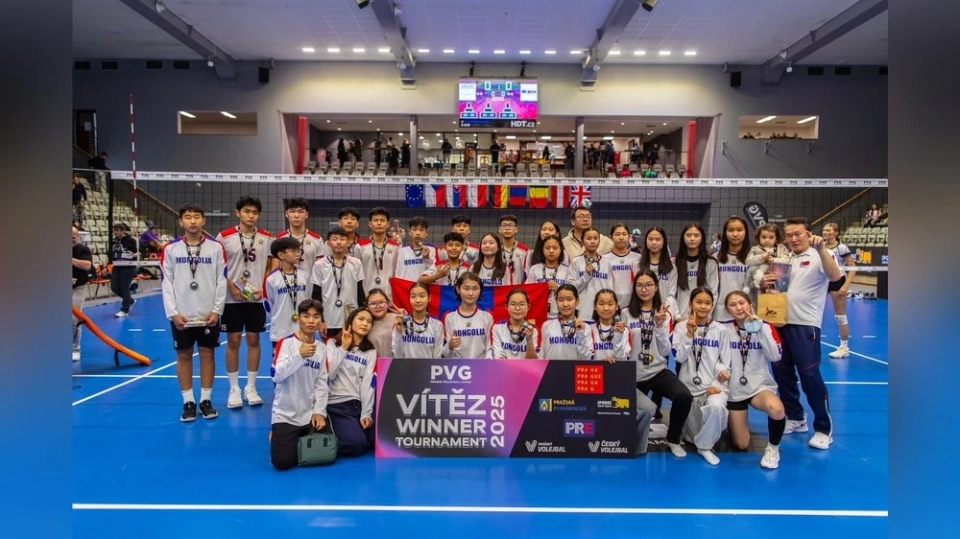 Монгольские юноши и девочки завоевали золотую и серебряную медали на Prague Volleyball Games. Фото
