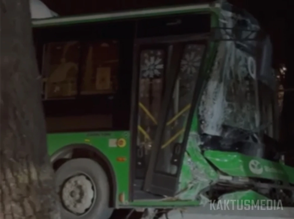 Пассажирский автобус попал в ДТП на ул. Московской и снес столб (обновляется)