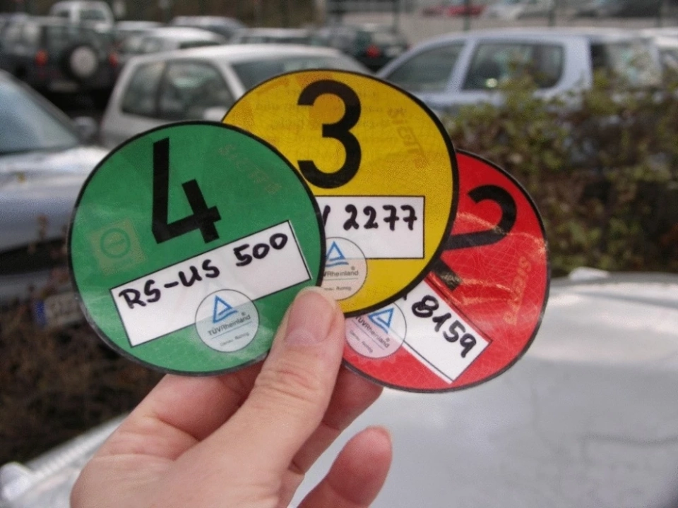 В Ташкенте стартовала выдача стикеров в зависимости от уровня выбросов авто