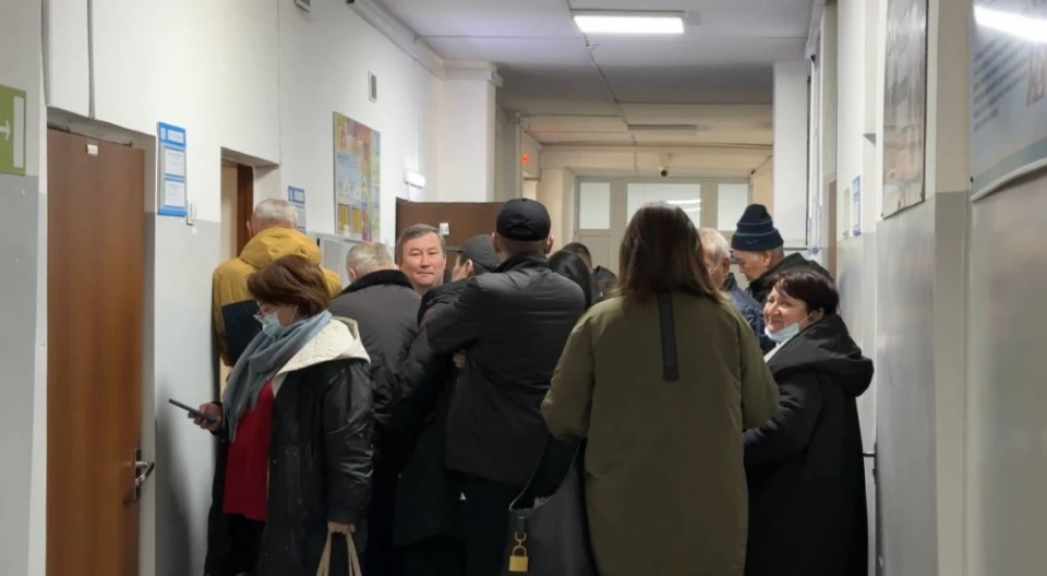 "Один бог знает, когда зайду". В ЦСМ Бишкека огромные очереди за справкой 083