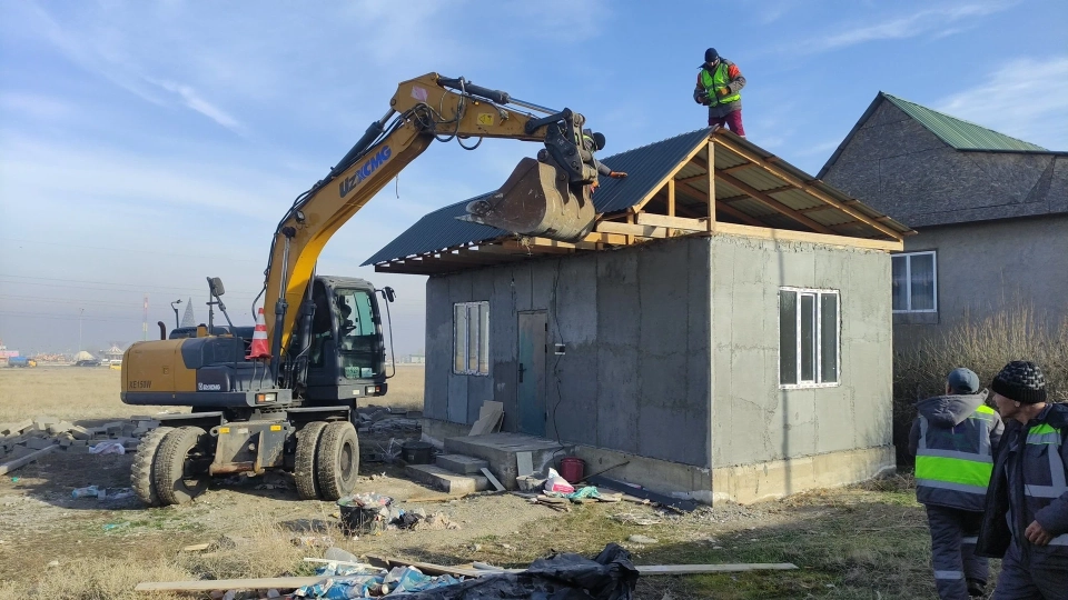 Без документов — под бульдозер: в Бишкеке снова сносят самовольные дома
