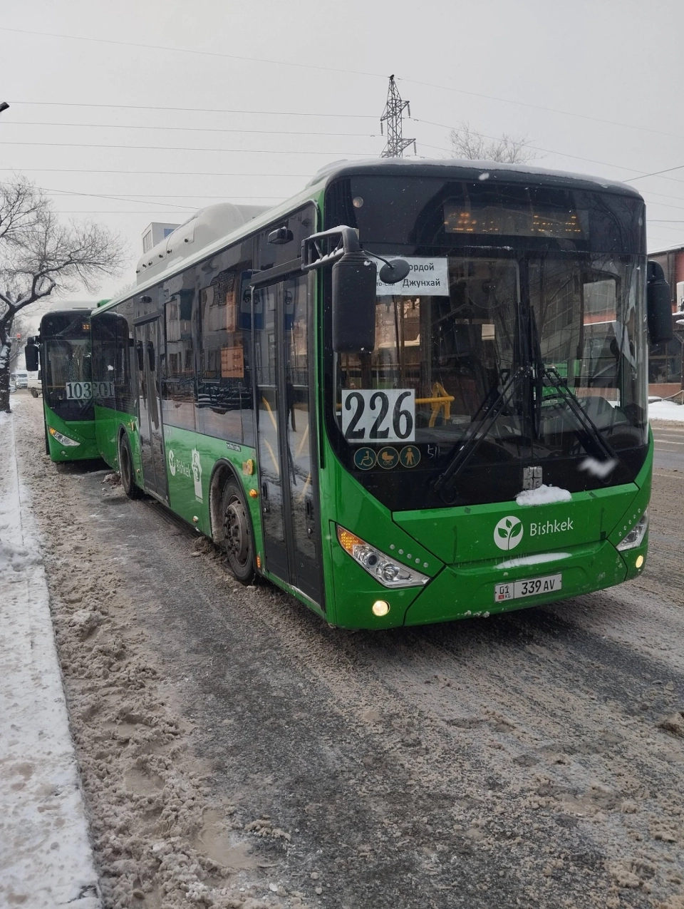 В Бишкеке на пересечении улиц Байтика Баатыра и Медерова столкнулись автобусы