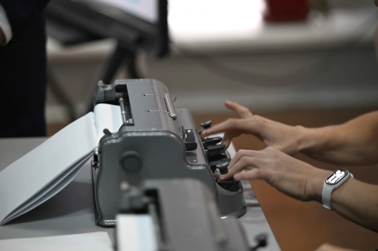 Кабмин передал школе-интернату для слабовидящих детей 10 машинок Брайля