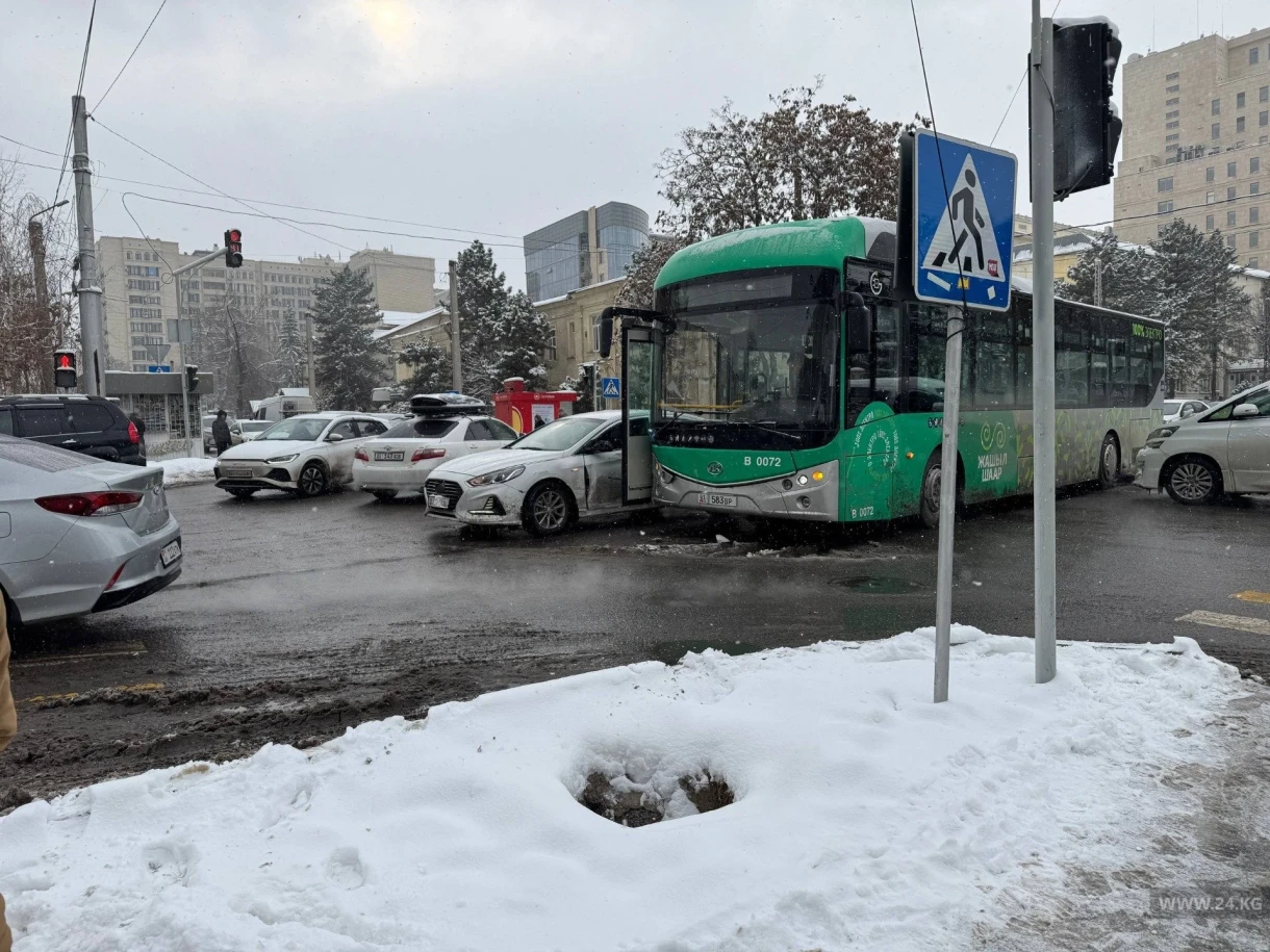 В центре Бишкека электробус столкнулся с легковушкой