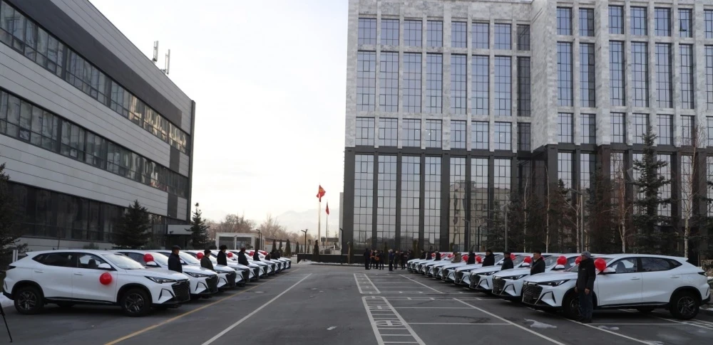 Ташиев передал 20 автомобилей медучреждениям Нарынской области