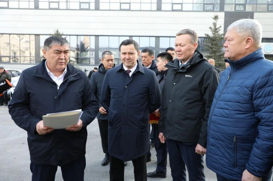 Камчыбек Ташиев Нарын облусундагы медиктерге 20 унаа тапшырды