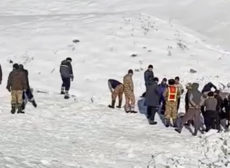 В Кара-Кульджинском районе идут поиски человека, оставшегося под снежной лавиной