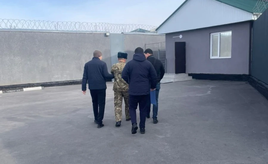 Обещали помочь с помилованием. Задержаны милиционер и сотрудник ГСИН