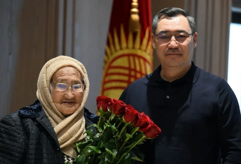Садыр Жапаров встретился со своей первой учительницей Кенешкан Шаменовой