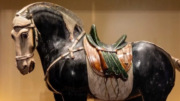 В Пекине выставили уникальную "чёрную лошадь" возрастом более тысячи лет