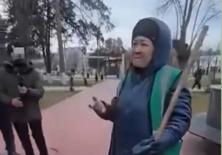 Мэр Оша успокоил сотрудницу «Тазалык», которая переживает за Ташиева