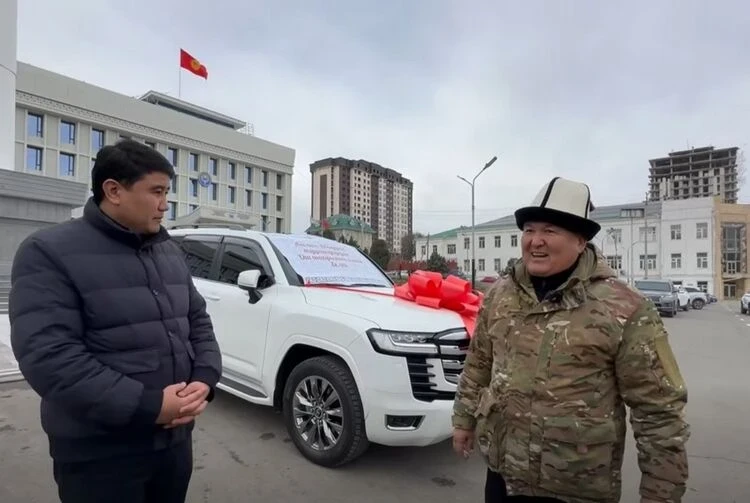 Мэру Оша подарили Land Cruiser 300. Он передал авто на баланс муниципалитета