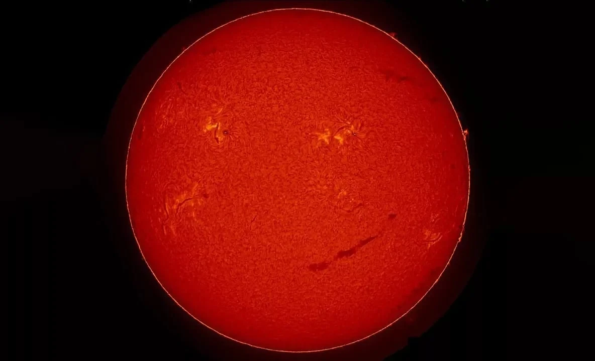 На Солнце заметили огромную аномалию в виде «улыбки»