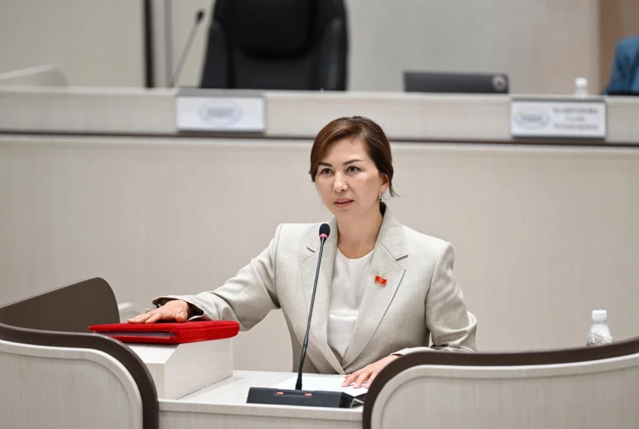 Некоторые артисты национального драмтеатра имени Абдымомунова живут семьями в складских помещениях