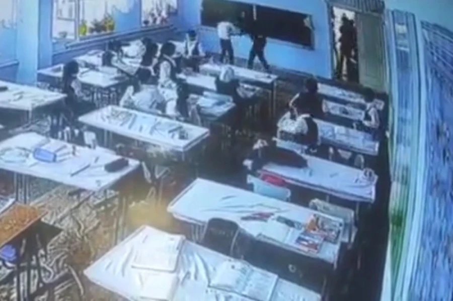 Десятиклассник и пожилой учитель подрались на школьном уроке в Бишкеке