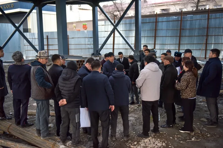 Мэр Бишкека потребовал вернуть зеленую и фонтанную зоны ЦУМ