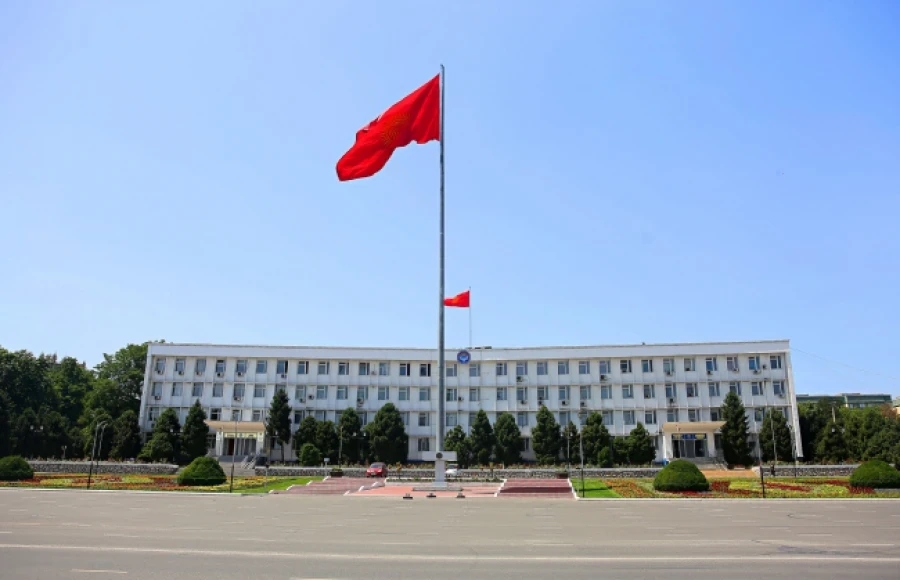 «Кадровый дождь» увольнений в мэрии Оша: три заместителя подали в отставку