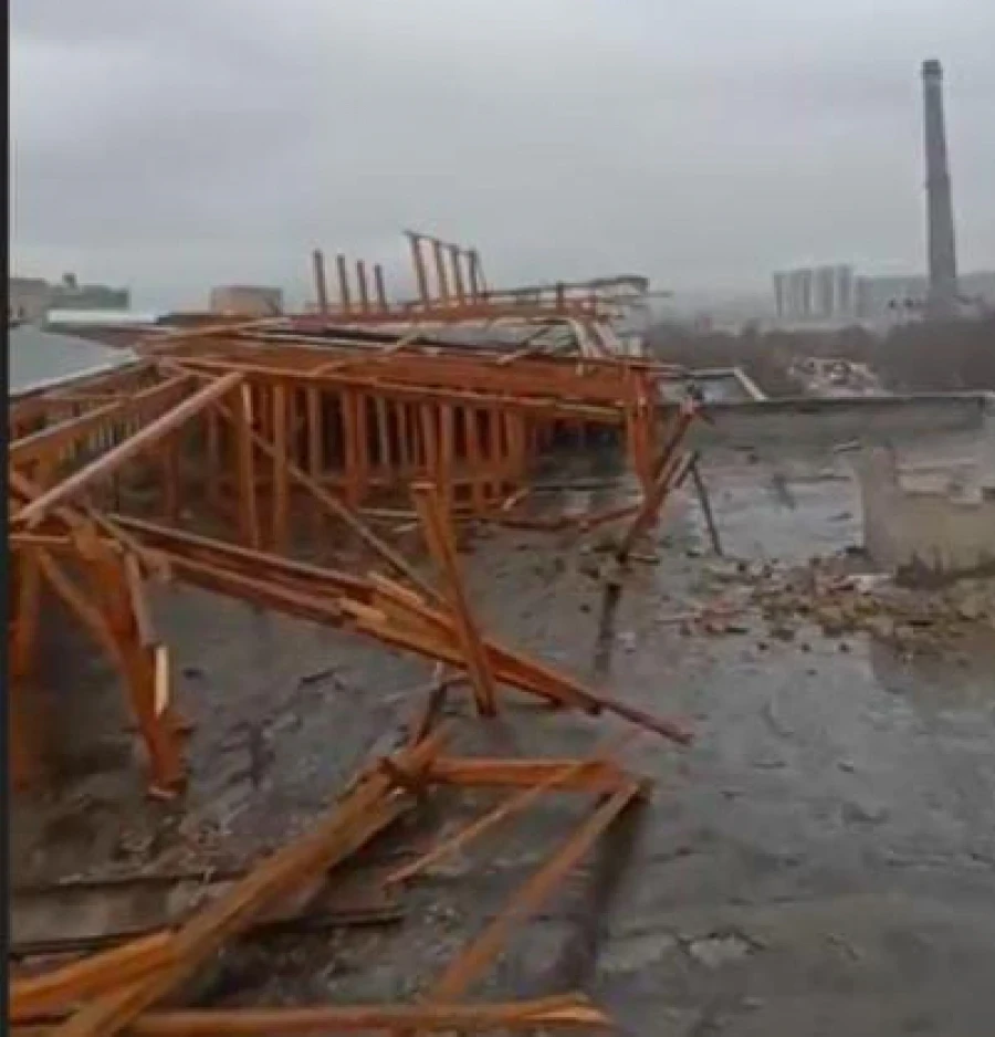 В результате сильного ветра в Бишкеке и двух областях пострадали 16 жилых и 5 многоэтажных домов