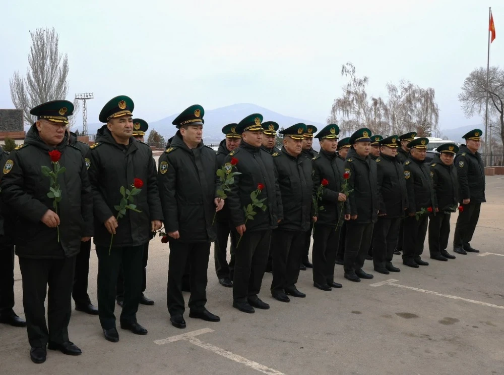 Пограничники почтили память погибших при охране госграниц сослуживцев митингом-реквиемом