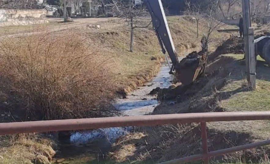 В Ала-Буке проводится очистка канала Кош-Терек-1