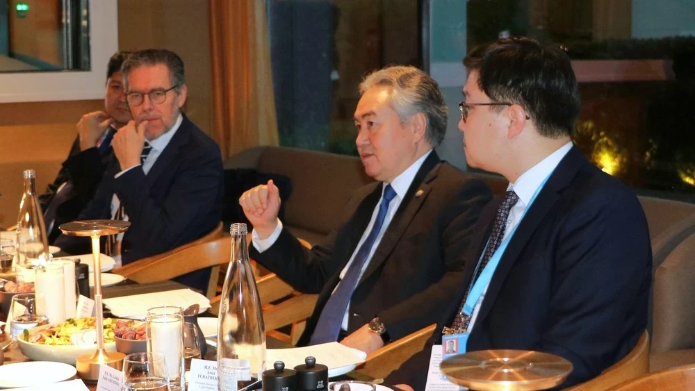 Глава МИД КР провел для дипломатов ужин по случаю начала месяца Рамазан