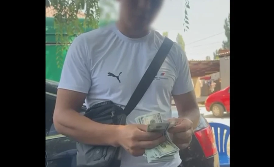 В Таласе опер СВР МВД взял у иностранца 35,5 тысяч долларов на растение Паслен