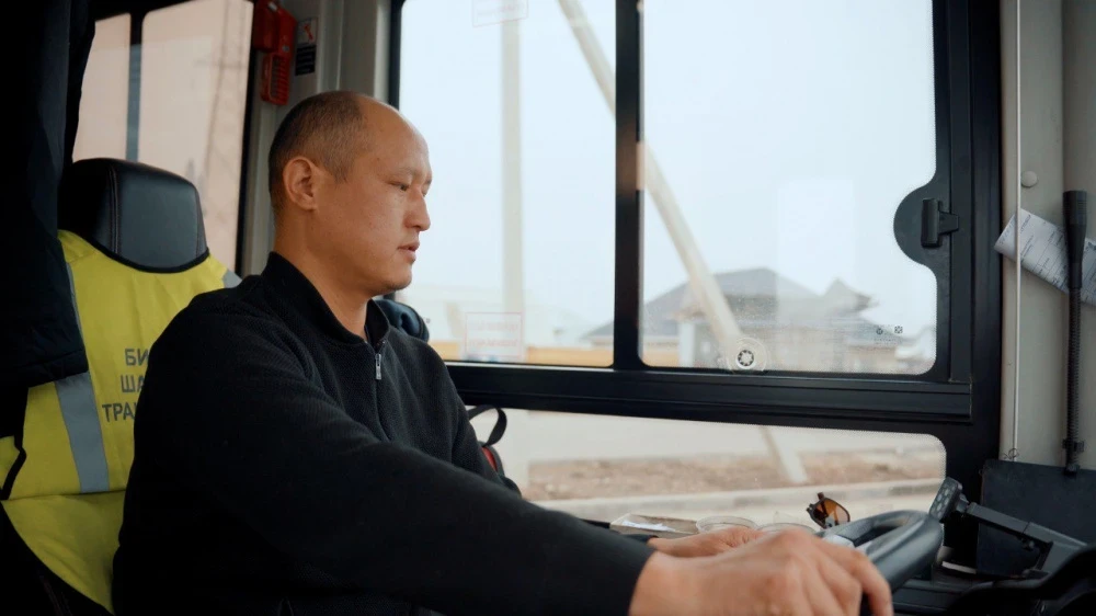 Водитель автобуса Урмат свободно говорит на шести языках и учит седьмой